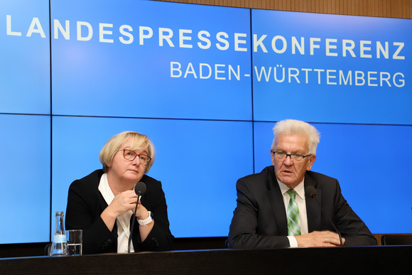 Pressekonferenz Bisherige Ergebnisse der Exzellenzstrategie vorgestellt Ministerpräsident Winfried Kretschmann (r.) und Wissenschaftsministerin Theresia Bauer (l.) (Bild: Staatsministerium Baden-Württemberg)