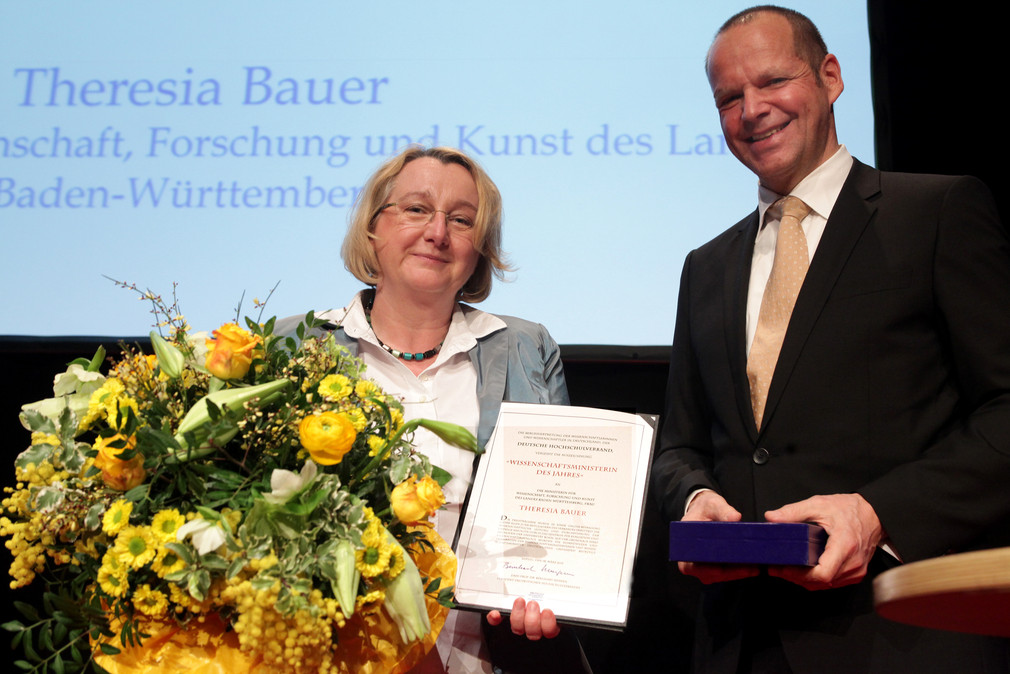 Theresia Bauer ist Wissenschaftsministerin des Jahres: Bild: Ministerin Theresia Bauer mit Professor Dr. Bernhard Kempen, Präsident des DHV, Quelle: DHV