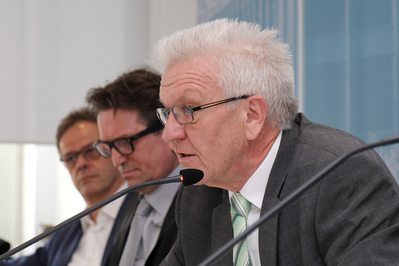 Pressekonferenz „Integration schafft Zusammenhalt“ Ministerpräsident Winfried Kretschmann (r.), Sozial- und Integrationsminister Manne Lucha (M.) und Regierungssprecher Rudi Hoogvliet (l.)