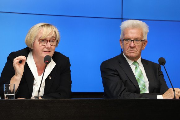 Pressekonferenz Bisherige Ergebnisse der Exzellenzstrategie vorgestellt Ministerpräsident Winfried Kretschmann (r.) und Wissenschaftsministerin Theresia Bauer (l.) (Bild: Staatsministerium Baden-Württemberg)