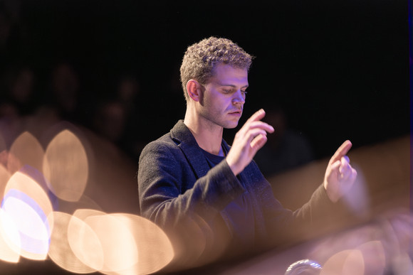 JAZZ-PREIS BADEN-WÜRTTEMBERG 2025 FÜR SAMUEL RESTLE
Der Stuttgarter Posaunist, Komponist und Arrangeur Samuel Restle erhält den diesjährigen Jazz-Preis des Landes Baden-Württemberg. Die Verleihung des mit 15.000 Euro dotierten Preises durch Kunststaa