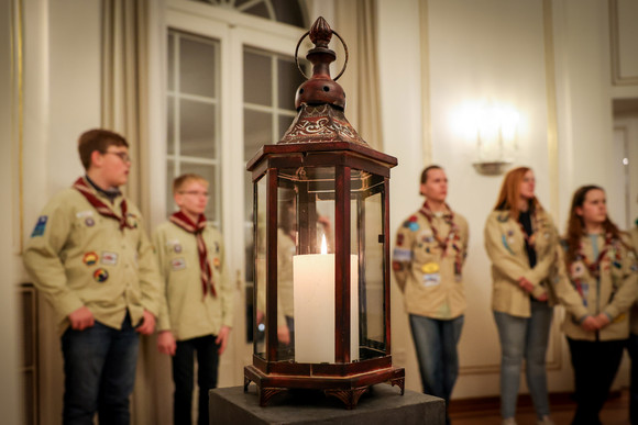 Aktion Kretschmann nimmt Friedenslicht entgegen Das Friedenslicht aus Bethlehem, im Hintergrund stehen Pfadfinderinnnen und Pfadfinder.