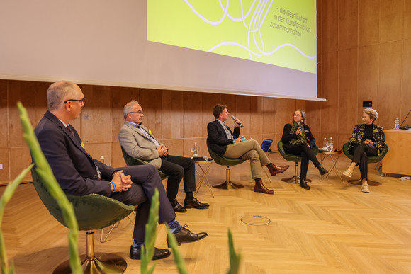 Zusammenhalt in der Transformation Tagung „Gemeinsam handeln“ von links nach rechts: Podiumsdiskussion mit Dr. Felix Heidenreich, Universität Stuttgart, Michael Schnepf, Teilnehmer eines Bürgerforums zu einem Transformationsprojekt, Moderator Benno Stieber, Laura Zöckler, Heidelberger Energiegenossenschaft und Barbara Bosch, Staatsrätin für Zivilgesellschaft und Bürgerbeteiligung