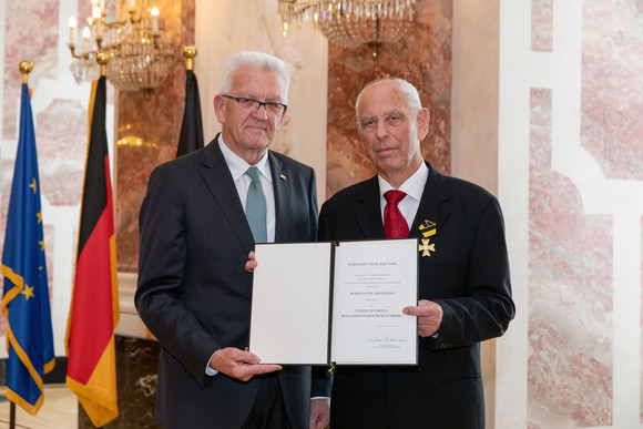 Auszeichnung Verdienstorden des Landes an 18 verdiente Persönlichkeiten Ministerpräsident Winfried Kretschmann (l.) und Pavel Hoffmann (r.) (Bild: Staatsministerium Baden-Württemberg)