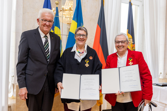 Auszeichnung Verdienstorden des Landes an 22 verdiente Persönlichkeiten Ministerpräsident Winfried Kretschmann (links), Sonja Blattmann (Mitte) und Karin Derks (rechts)