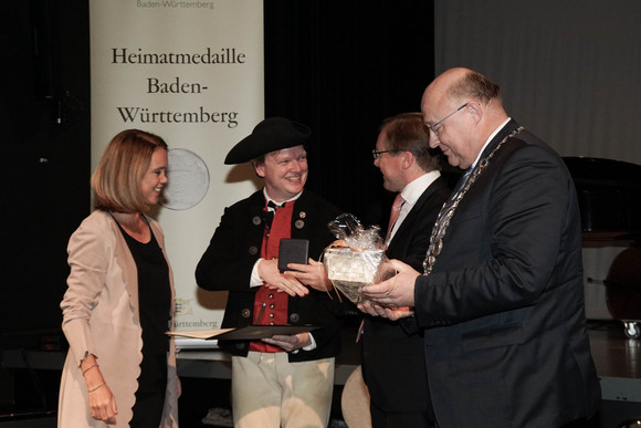 Gruppenbild bei der Überreichung der Heimatmedaille an Klaus Fink, Foto: Christoph Kudala