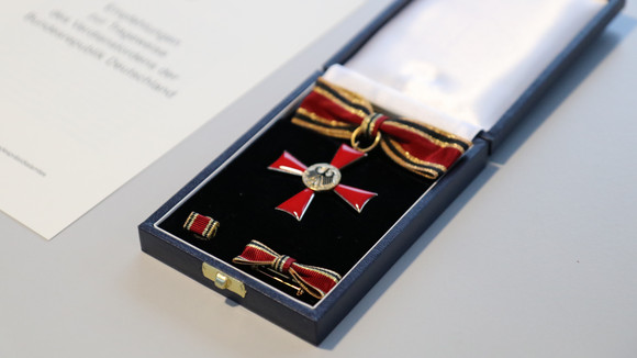 Das Bundesverdienstkreuz in seiner Schatulle