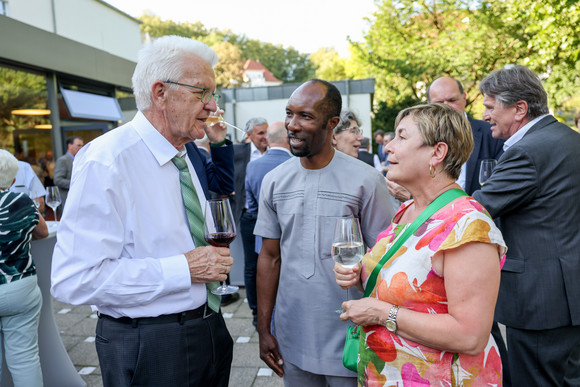 Landesregierung Auswärtige Kabinettssitzung in Bad Mergentheim Ministerpräsident Winfried Kretschmann (links) im Gespräch mit Bürgerinnen und Bürgern