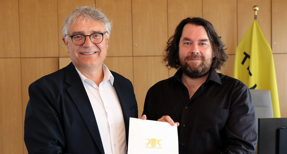 Staatssekretär Arne Braun und Derek von Krogh, künstlerischer Geschäftsführer der Popakademie Baden-Württemberg