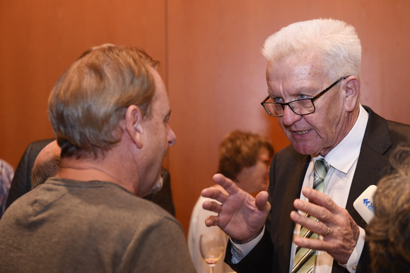 ZWISCHENBILANZ Nüchtern betrachtet erfolgreich – Kretschmann und Strobl in Bruchsal Ministerpräsident Winfried Kretschmann (r.) im Gespräch (Foto: © Staatsministerium Baden-Württemberg)