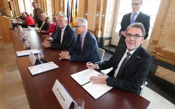 Ausbildung Neues Ausbildungsbündnis unterzeichnet Dr. Torsten Tomppert, Vorstand des Landesverbands der Freien Berufe Baden-Württemberg, bei der Unterzeichnung des Bündnisses (Bild: Staatsministerium Baden-Württemberg)