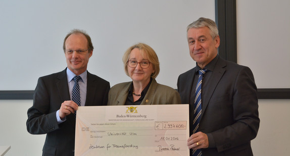 Gruppenbild bei der Übergabe des Förderschecks: Prof. Dr.-Ing. Michael Weber (Präsident der Universität Ulm), Ministerin Theresia Bauer, Prof. Dr. Thomas Wirth (Dekan der Medizinischen Fakultät) Foto: MWK