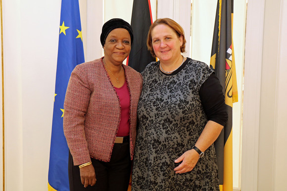 Sonderkontingent Besuch von Zainab Hawa Bangura Staatssekretärin Theresa Schopper (r.) und die Sonderbeauftragte des UN-Generalsekretärs für sexuelle Gewalt in Konflikten, Zainab Hawa Bangura (l.)