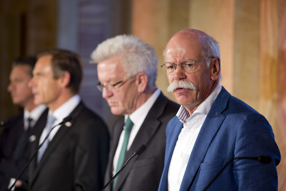MOBILITÄT Strategiedialog Automobilwirtschaft Dr. Dieter Zetsche (r.) spricht bei der Pressekonferenz