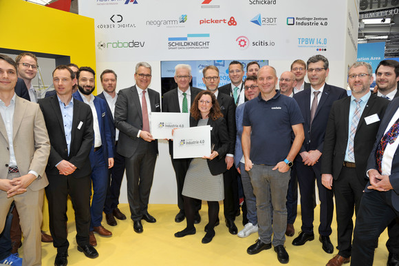 Wirtschaft Kretschmann besucht Hannover Messe Ministerpräsident Winfried Kretschmann (M.) besucht den Gemeinschaftsstand Allianz Industrie 4.0 Digital Factory (Bild: Staatsministerium Baden-Württemberg)
