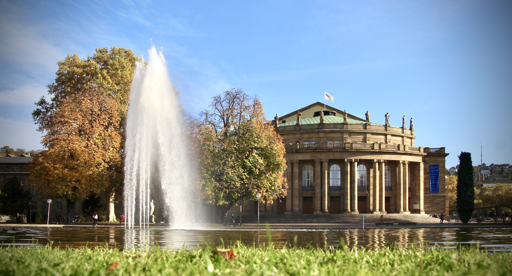 Das Foto zeigt eine Vorderansicht des Opernhauses in Stuttgart und den Eckensee