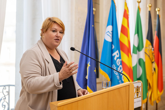 Europa Präsidentschaft der „Vier Motoren für Europa“ übergeben Stéphanie Pernod, Erste Vizepräsidentin für Wirtschaft, Ansiedlung und Digitales der Region Auvergne-Rhône-Alpes