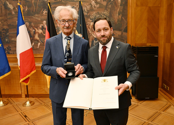 Europa Staufermedaille für Verdienste um europäischen Zusammenhalt Staatssekretär Florian Hassler (rechts) und Dieter Stöcklin (links)