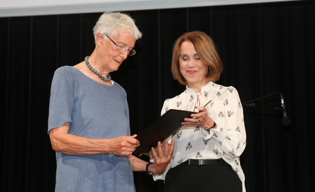 Ministerin Petra Olschowski ehrt Margarete Kollmar. 