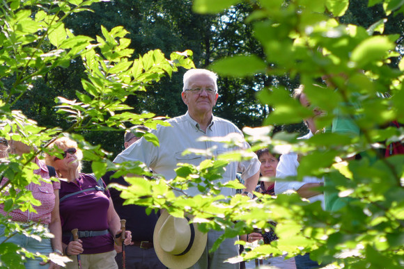 Sommertour Kretschmann wandert mit Bürgerinnen und Bürgern Wanderung zur Burg Hohenneuffen: Ministerpräsident Winfried Kretschmann (M.)