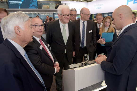 Wirtschaft Kretschmann besucht Hannover Messe Ministerpräsident Winfried Kretschmann (Mitte) am Stand von FESTO