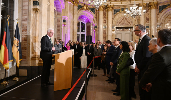 Ministerpräsident Winfried Kretschmann (links) bei seiner Ansprache zu den Gästen