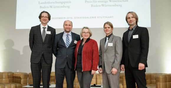 Forschung Verleihung des Landesforschungspreises und des Preises für mutige Wissenschaft 2016 Gruppenbild der Preisträger (v.l.n.r.): Prof. Dr. Fedor Jelezko (Landesforschungspreis), Dr. med. Georg Gdynia (Landesforschungspreis), Ministerin Theresia Bauer, Prof. Dr. Erik Schäffer (Preis für mutige Wissenschaft), Dr.-Ing. Ferdinand Ludwig (Preis für mutige Wissenschaft), Foto: MWK/Jan Potente