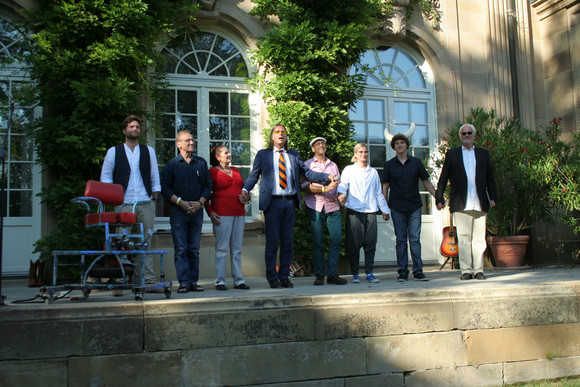 Veranstaltung „SOKO Stuttgart“ meets Park der Villa Reitzenstein Die Darsteller bedanken sich beim Publikum.