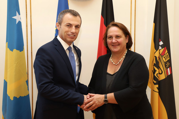 Staatsministerin Theresa Schopper (r.) und der kosovarische Arbeits- und Sozialminister Skënder Reçica (l.) (Bild: Staatsministerium Baden-Württemberg)