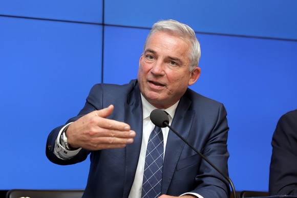 Pressekonferenz Landesregierung stärkt Sicherheit im öffentlichen Raum Innenminister Thomas Strobl bei der Regierungspressekonferenz (Bild: Staatsministerium Baden-Württemberg)