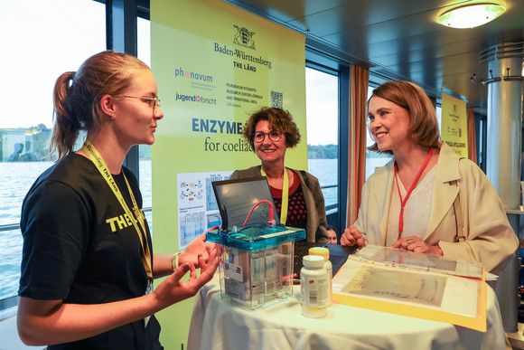 Ministerin Petra Olschowski besucht einen Infostand auf dem Schiff