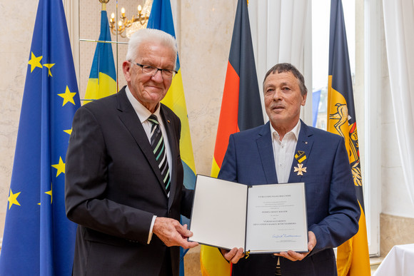 Auszeichnung Verdienstorden des Landes an 22 verdiente Persönlichkeiten Ministerpräsident Winfried Kretschmann (links) und Ernst Rieger (rechts)