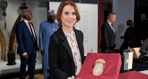 Kunstministerin Petra Olschowski mit der Elfenbeinmaske der Königinmutter Idia