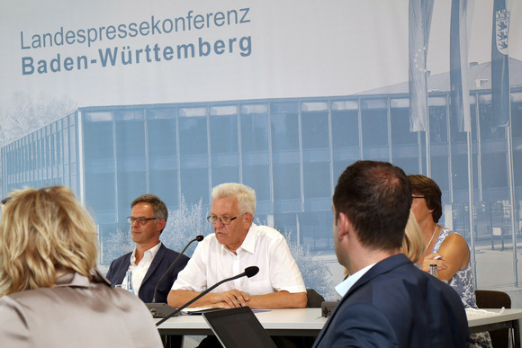 Pressekonferenz Regierungspressekonferenz Ministerpräsident Winfried Kretschmann (M.) und Regierungssprecher Rudi Hoogvliet (l.)