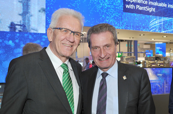 Wirtschaft Kretschmann besucht Hannover Messe Ministerpräsident Winfried Kretschmann (l.) und EU-Kommissar Günther Oettinger (r.) (Bild: Staatsministerium Baden-Württemberg)