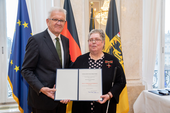 Tag des Ehrenamtes Kretschmann würdigt besonderes ehrenamtliches Engagement Ministerpräsident Winfried Kretschmann (l.) und Gerlinde Gregori (r.) (Bild: Staatsministerium Baden-Württemberg)
