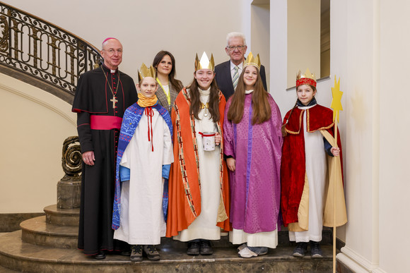 Aktion Dreikönigssingen Kretschmann empfängt Sternsingergruppen Ministerpräsident Winfried Kretschmann mit der Sternsingergruppe der Katholischen Seelsorgeeinheit Mannheim, Erzdiözese Freiburg