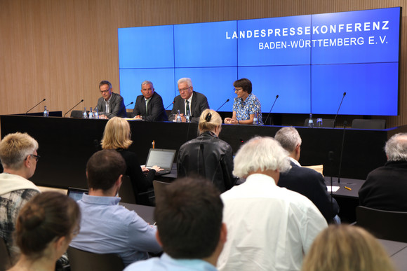 PRESSEKONFERENZ Mehr Sicherheit für das Land v.l.n.r.: Regierungssprecher Rudi Hoogvliet, Innenminister Thomas Strobl, Ministerpräsident Winfried Kretschmann und die Vorsitzende der Landespressekonferenz Baden-Württemberg, Barbara Schlegel