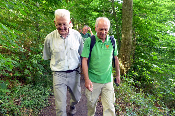 Sommertour Kretschmann wandert mit Bürgerinnen und Bürgern Wanderung zur Burg Hohenneuffen: Ministerpräsident Winfried Kretschmann im Gespräch