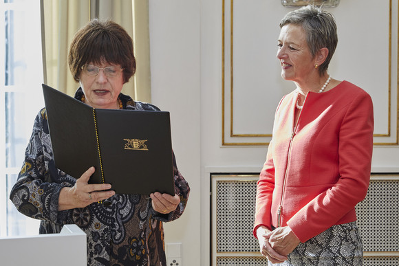 Auszeichnung Staufermedaille an Irene Flückiger Sutter Staatsrätin Gisela Erler (l.) und Irene Flückiger Sutter (r.) (Foto: Staatsministerium Baden-Württemberg)