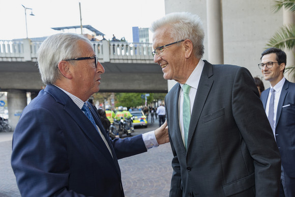 Europadialog 1000. EU-Bürgerdialog mit Juncker und Kretschmann EU-Kommissionspräsident Jean-Claude Juncker (l.) und Ministerpräsident Winfried Kretschmann (r.) (Bild: Karl-Heinz Raach)