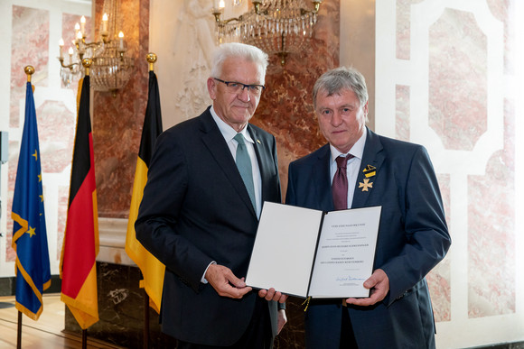 Auszeichnung Verdienstorden des Landes an 18 verdiente Persönlichkeiten Ministerpräsident Winfried Kretschmann (l.) und Hans Richard Schwenninger (r.) (Bild: Staatsministerium Baden-Württemberg)