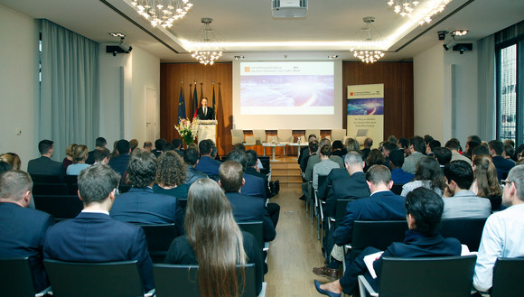 Strategiedialog Automobilwirtschaft Lenkungskreis übergibt Impulspapier an Europäische Kommission Eröffnung der öffentlichen Veranstaltung durch Staatssekretär Dr. Florian Stegmann (Bild: © Alexander Louvet)