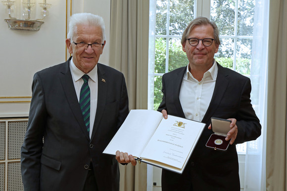 Auszeichnung Staufermedaille in Gold an die Mitglieder des Corona-Beraterkreises Ministerpräsident Winfried Kretschmann (l.) und Stefan Brockmann (r.)