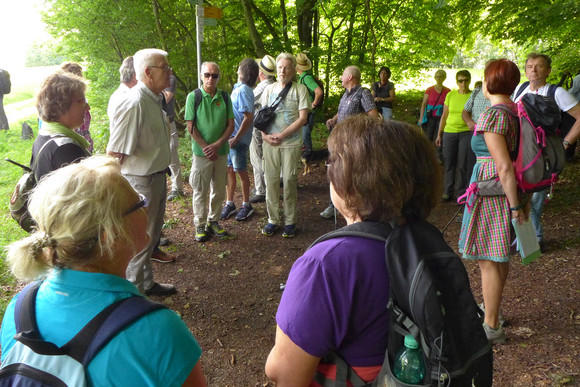 Sommertour Kretschmann wandert mit Bürgerinnen und Bürgern Bei Neuffen: Ministerpräsident Winfried Kretschmann (l.) mit einer Wandergruppe