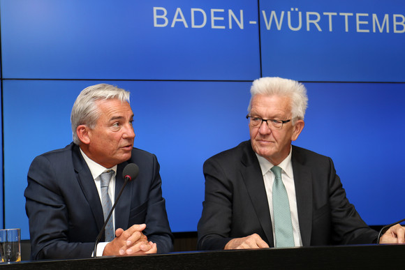 Pressekonferenz Polizeistruktur 2020 stärkt Polizei und Sicherheit Ministerpräsident Winfried Kretschmann (r.) und Innenminister Thomas Strobl (l.)