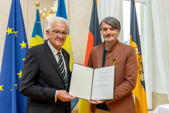 Auszeichnung Verdienstorden des Landes an 22 verdiente Persönlichkeiten Ministerpräsident Winfried Kretschmann (links) und Saša Stanišić (rechts)