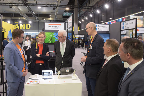 Wirtschaft Kretschmann besucht Hannover Messe Ministerpräsident Winfried Kretschmann (Mitte) und Umwelt- und Energieministerin Thekla Walker (zweite von links) am Stand von Handtmann e-solutions