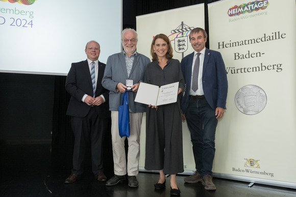 Alfons Siebert nimmt die Medaille engegen in Vertrettung von Barbara Friederike Endraß