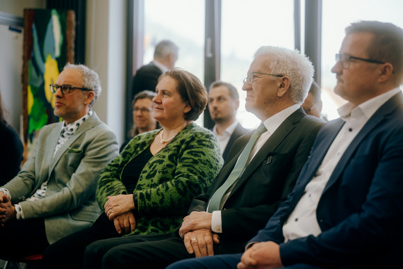 Schulbesuch Austausch zu Reformen für weiterführende Schulen von links nach rechts: Jochen Wandel (Schulleiter der Wilhelm-Hauff-Realschule Pfullingen), Kultusministerin Theresa Schopper, Ministerpräsident Winfried Kretschmann und Pfullingens Bürgermeister Stefan Wörner